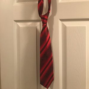 Mens Q brand neck tie red with black and design